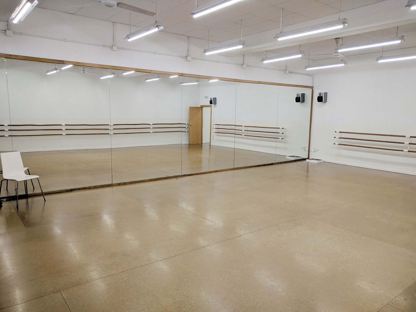 Aula con espejos y barras de la escuela Blasco Ibáñez