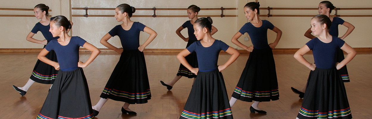 Clase con zapatos de carácter